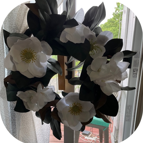 White Lily Flower Wreath. - Picture 4 of 4